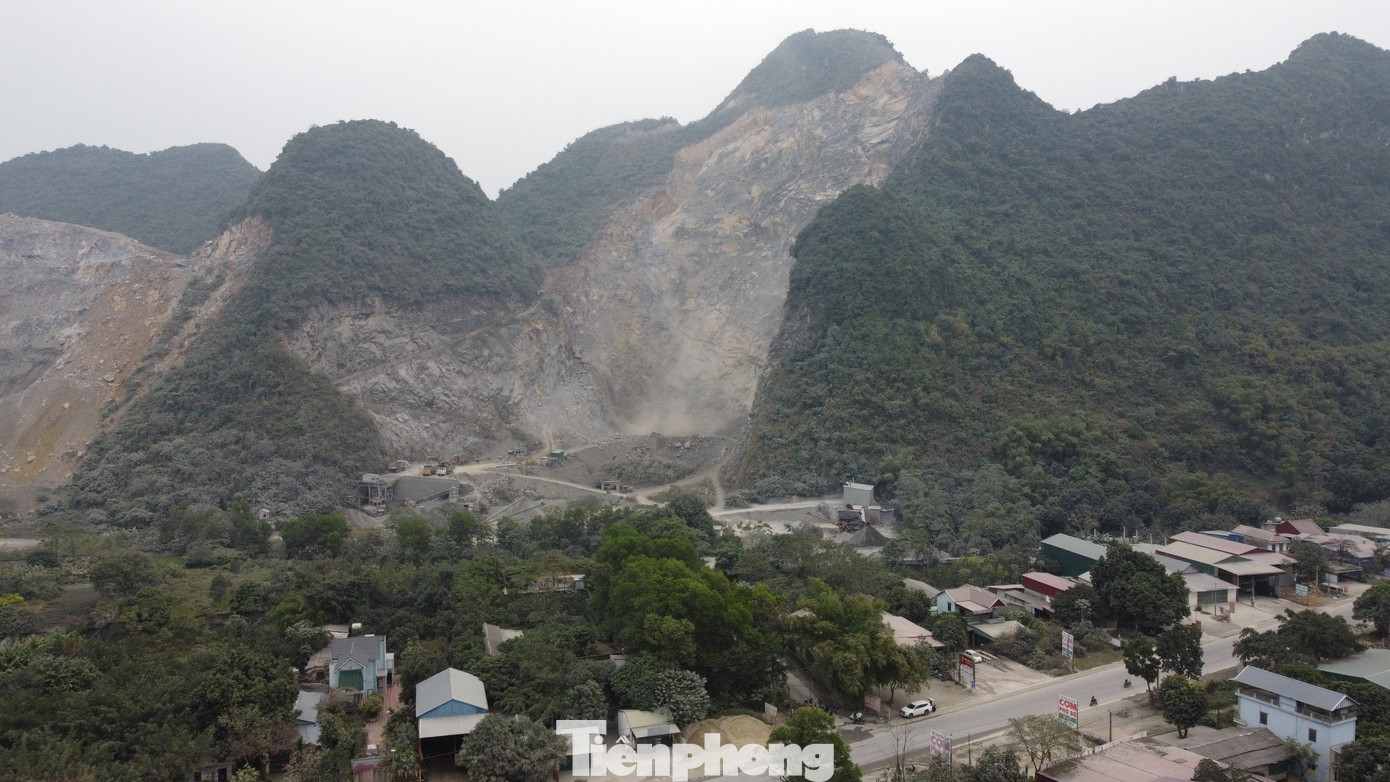 Nhiều hộ dân sống xung quanh mỏ đá bị ảnh hưởng Nhiều hộ dân sống xung quanh mỏ đá bị ảnh hưởng