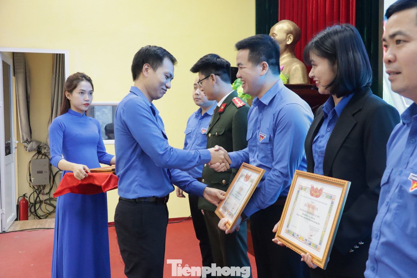 Các tập thể đạt thành tích cao trong các hoạt động, phong trào của Đoàn, Hội nhận cờ thi đua và bằng khen.