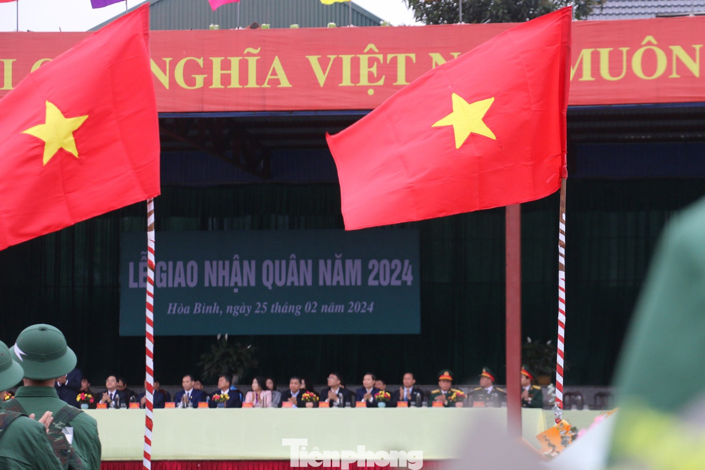 Cùng ngày, tại các huyện, thành phố trên địa bàn tỉnh Hoà Bình đã tổ chức lễ giao nhận quân năm 2024 với sự có mặt của gần 2.000 tân binh.