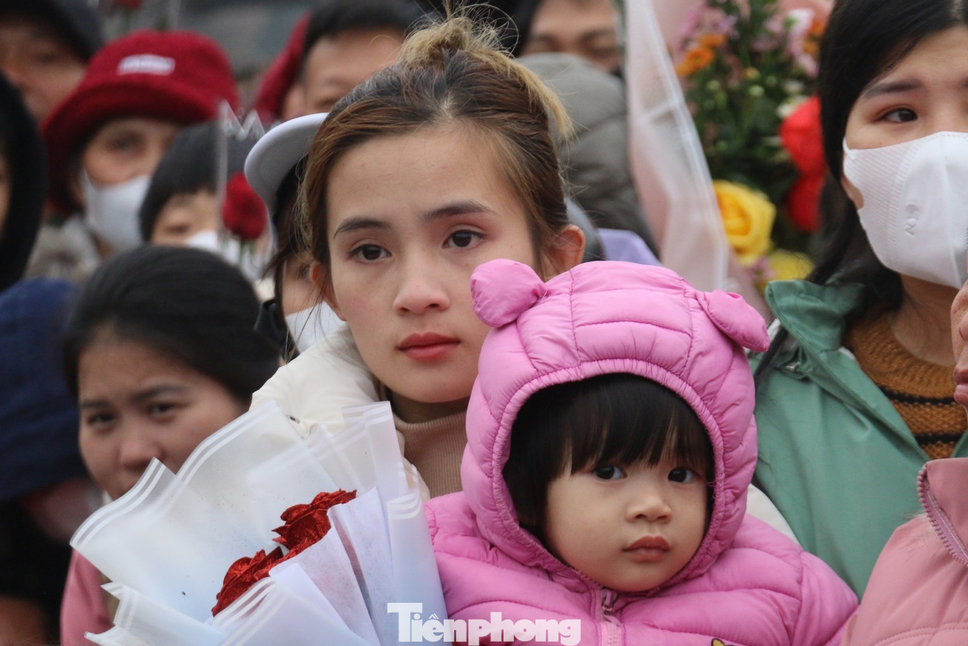 Đan xen cảm xúc hồ hởi của các tân binh là những ánh mắt trầm tư, xúc động của gia đình, người thân.