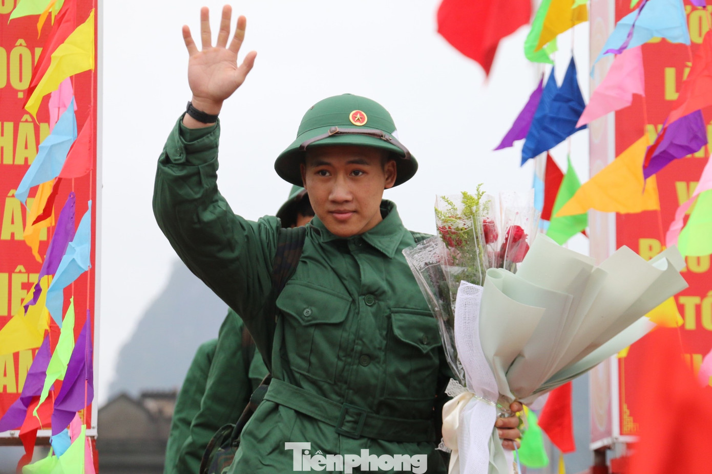 Năm nay, về chất lượng chính trị của công dân, có 408 thanh niên là đối tượng Đảng, tăng 37 người so với năm 2023. Bên cạnh đó, có 109 người là đảng viên tham gia nhập ngũ; 87 thanh niên viết đơn tình nguyện nhập ngũ.