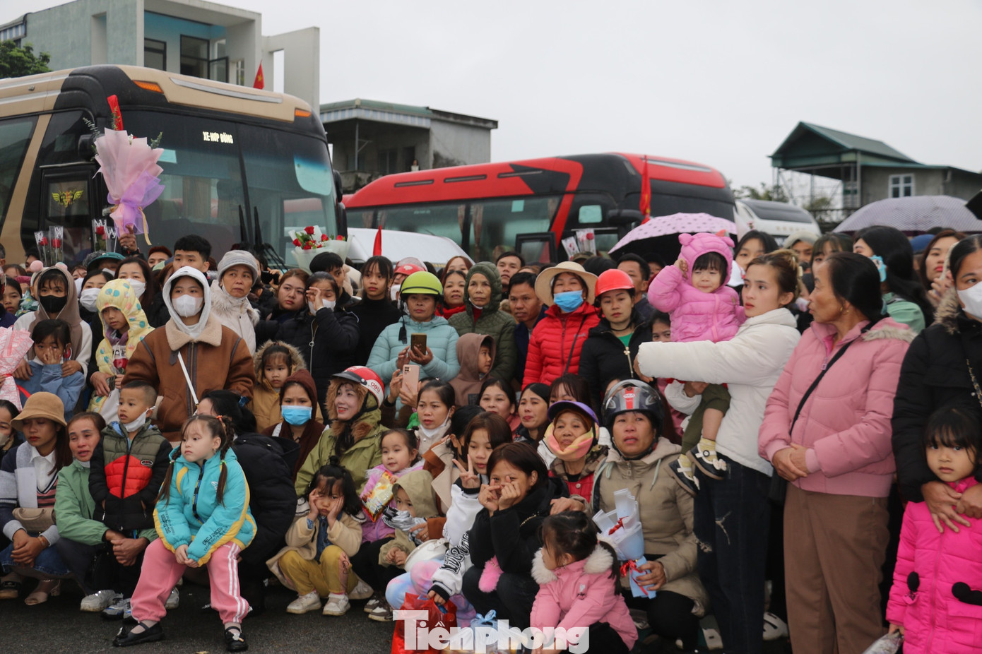 Hàng trăm người thân, bạn bè đến đưa chân các tân binh lên đường nhập ngũ.