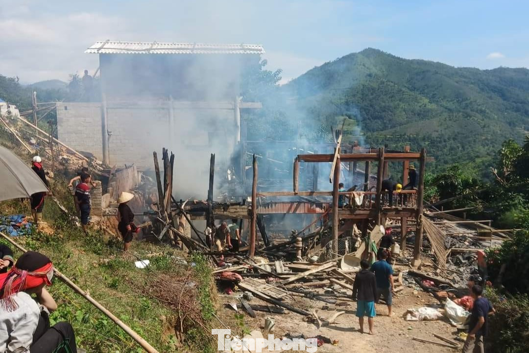 Đám cháy lan nhanh khiến ngôi nhà sàn bằng gỗ cháy rụi.