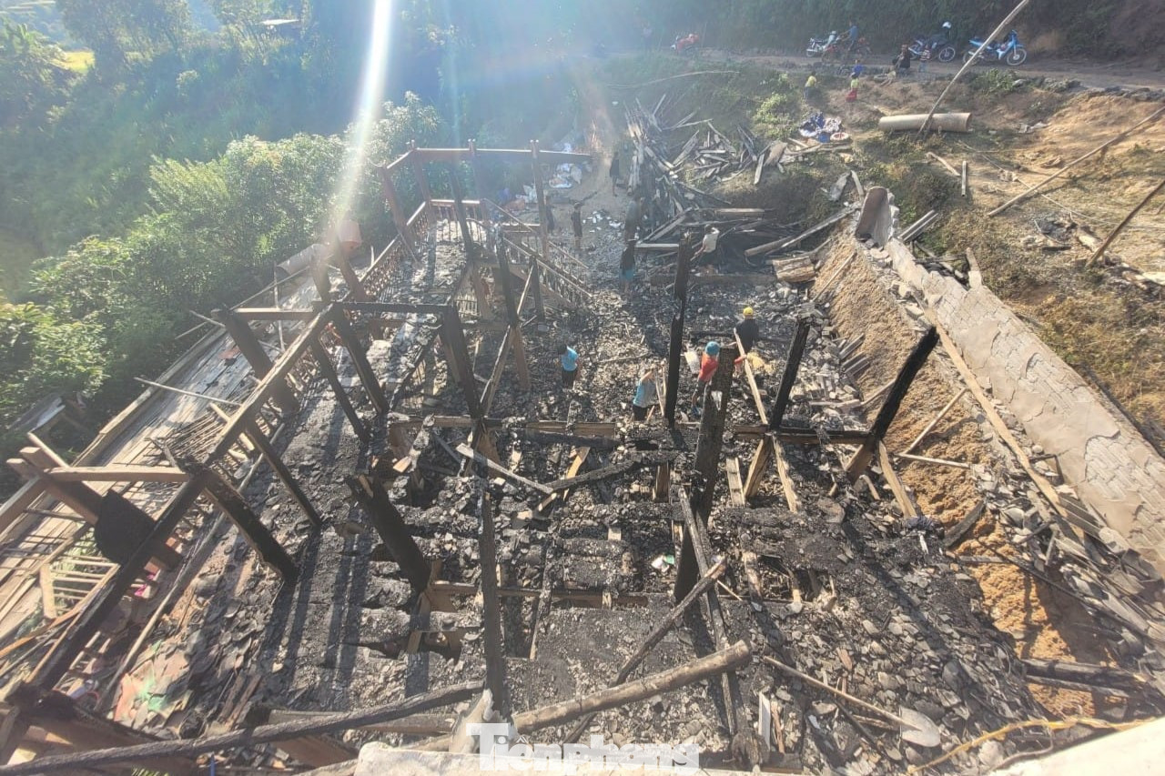 Tất cả còn lại chỉ là một đống tro tàn cùng sự đau buồn của gia đình nghèo 5 thành viên.