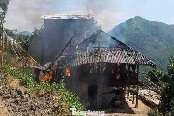 Ngôi nhà sàn bắt đầu cháy vào lúc khoảng 11h ngày 16/10.