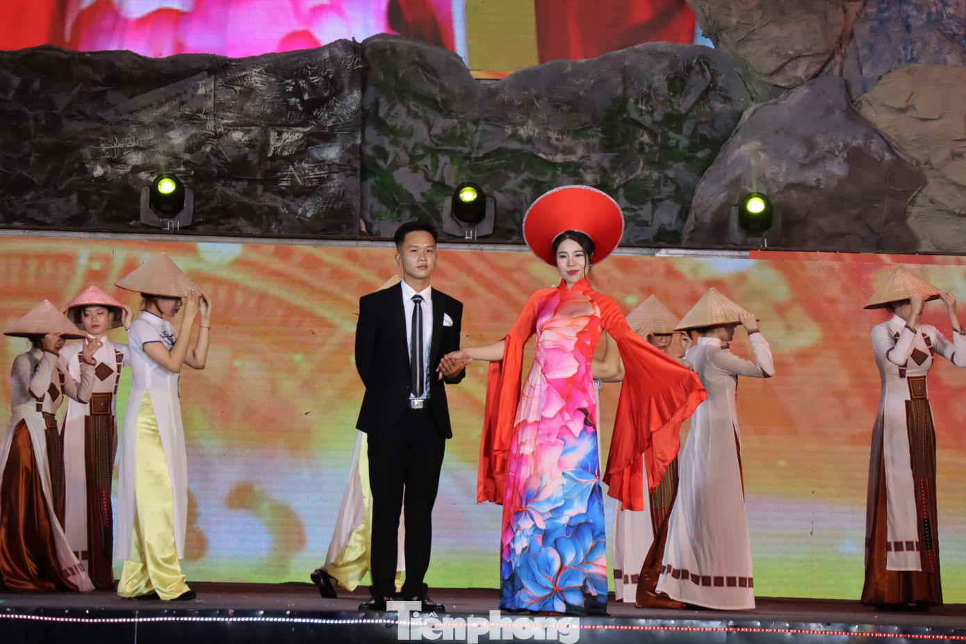 Trong bức tranh rực rỡ muôn màu của trang phục 54 dân tộc Việt Nam, dù ở đâu thì phụ nữ người Kinh cũng tự hào về hình tượng chiếc áo dài truyền thống.