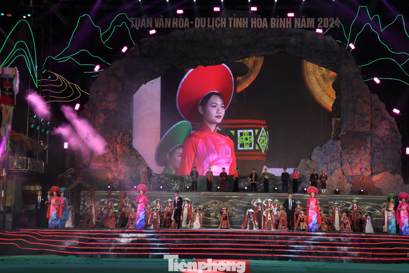 Trong bức tranh rực rỡ muôn màu của trang phục 54 dân tộc Việt Nam, dù ở đâu thì phụ nữ người Kinh cũng tự hào về hình tượng chiếc áo dài truyền thống.