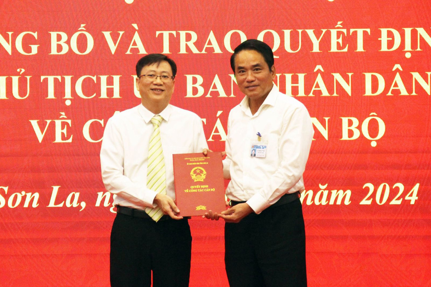 Phó Chủ tịch UBND tỉnh Sơn La Lê Hồng Minh (bên phải) trao quyết định cho ông Nguyễn Minh Tuân (bên trái). Ảnh: Báo Sơn La.