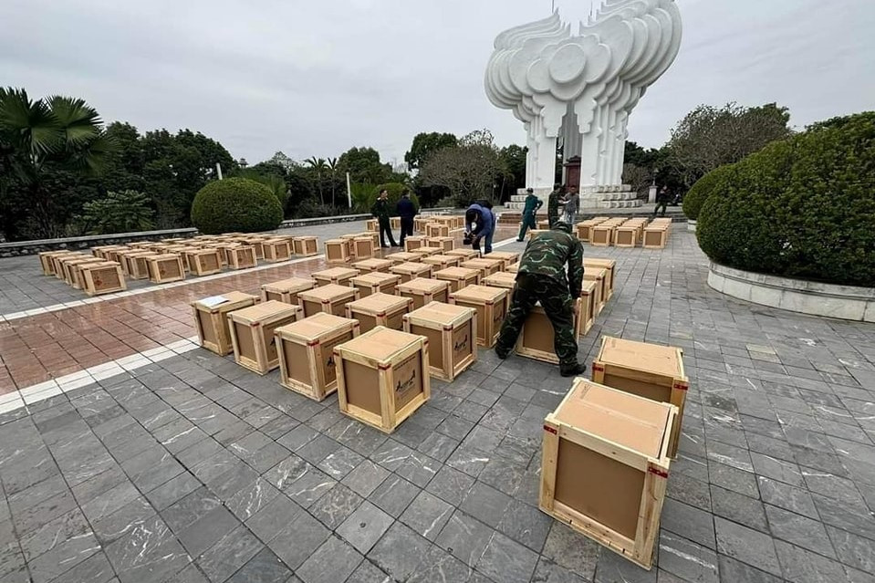 Được biết, tỉnh Tuyên Quang sẽ tổ chức bắn pháo hoa đêm giao thừa tết Nguyên đán Giáp Thìn 2024 ở TP Tuyên Quang tại 2 địa điểm: Khu vực đồi Bảo tàng tỉnh và Đài tưởng niệm các anh hùng liệt sĩ tỉnh. Thời gian bắn 15 phút, từ 0h đến 00h15 ngày 10/2/2024 (tức đêm Giao thừa Tết Nguyên đán Giáp Thìn). Được biết, tỉnh Tuyên Quang sẽ tổ chức bắn pháo hoa đêm giao thừa tết Nguyên đán Giáp Thìn 2024 ở TP Tuyên Quang tại 2 địa điểm: Khu vực đồi Bảo tàng tỉnh và Đài tưởng niệm các anh hùng liệt sĩ tỉnh. Thời gian bắn 15 phút, từ 0h đến 00h15 ngày 10/2/2024 (tức đêm Giao thừa Tết Nguyên đán Giáp Thìn).