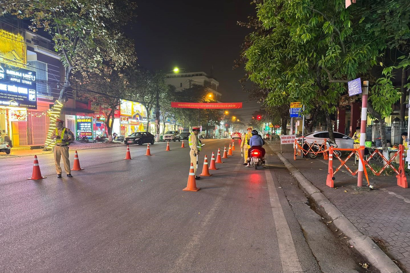 Theo đó, Công an Tuyên Quang đã thành lập các tổ chốt bảo đảm an ninh trật tự, chốt chặn tại các trục đường quan trọng. Theo đó, Công an Tuyên Quang đã thành lập các tổ chốt bảo đảm an ninh trật tự, chốt chặn tại các trục đường quan trọng.