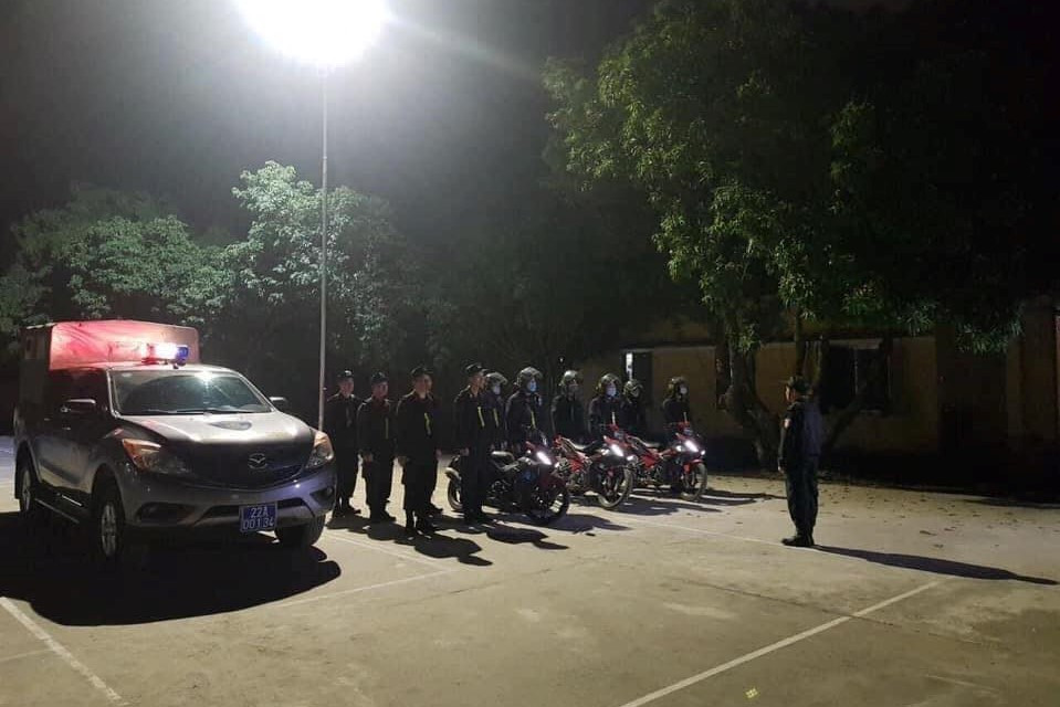 Công an tỉnh Tuyên Quang thông báo, khi có các vụ việc về an ninh trật tự người dân kịp thời báo ngay cho cơ quan Công an nơi gần nhất hoặc liên lạc qua đường dây nóng của Công an tỉnh. Công an tỉnh Tuyên Quang thông báo, khi có các vụ việc về an ninh trật tự người dân kịp thời báo ngay cho cơ quan Công an nơi gần nhất hoặc liên lạc qua đường dây nóng của Công an tỉnh.