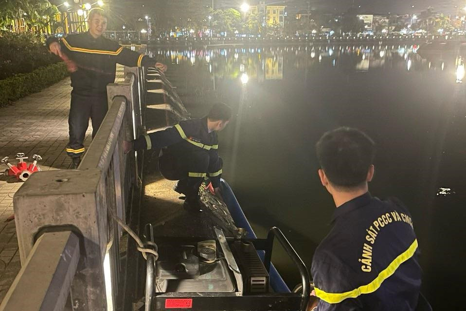 Lực lượng Cảnh sát Phòng cháy chữa cháy và cứu nạn cứu hộ đã vào vị trí tại các địa điểm bắn pháo hoa. Lực lượng Cảnh sát Phòng cháy chữa cháy và cứu nạn cứu hộ đã vào vị trí tại các địa điểm bắn pháo hoa.