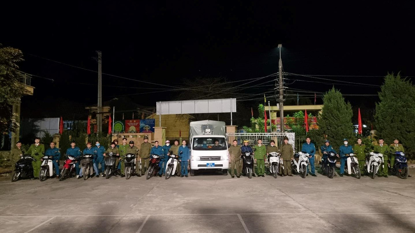 Chỉ vài gần một giờ đồng hồ nữa là đến thời khắc giao thừa. Giữa giá rét căm căm, khi mọi người, mọi nhà đang nô nức sum vầy bên người thân chuẩn bị đón thời khắc chuyển giao năm mới thì những cán bộ, chiến sĩ Công an Tuyên Quang vẫn lặng lẽ gác lại niềm vui riêng để sẵn sàng làm nhiệm vụ. Chỉ vài gần một giờ đồng hồ nữa là đến thời khắc giao thừa. Giữa giá rét căm căm, khi mọi người, mọi nhà đang nô nức sum vầy bên người thân chuẩn bị đón thời khắc chuyển giao năm mới thì những cán bộ, chiến sĩ Công an Tuyên Quang vẫn lặng lẽ gác lại niềm vui riêng để sẵn sàng làm nhiệm vụ.