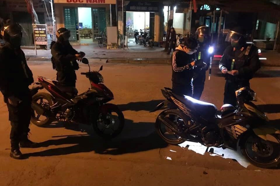 Lực lượng công an tập trung trực chốt tại các khu vực ngã ba, ngã tư để phân luồng và điều tiết các phương tiện tham gia giao thông, không xảy ra tình trạng tắc đường cục bộ vào giờ cao điểm, chống đua xe trái phép, lạng lách, đánh võng, kiên quyết không để đột xuất bất ngờ xảy ra. Lực lượng công an tập trung trực chốt tại các khu vực ngã ba, ngã tư để phân luồng và điều tiết các phương tiện tham gia giao thông, không xảy ra tình trạng tắc đường cục bộ vào giờ cao điểm, chống đua xe trái phép, lạng lách, đánh võng, kiên quyết không để đột xuất bất ngờ xảy ra.