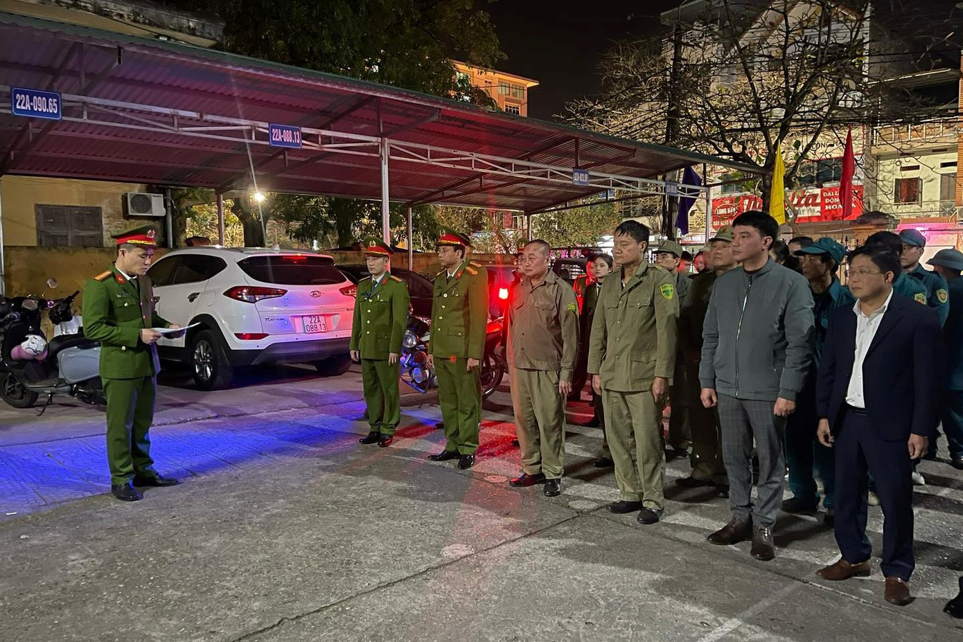 Để đảm bảo an ninh trật tự và an toàn giao thông, phục vụ người dân tại các khu vực trung tâm xem chương trình bắn pháo hoa trong đêm giao thừa, Công an tỉnh đã huy động hàng trăm cán bộ chiến sĩ. Để đảm bảo an ninh trật tự và an toàn giao thông, phục vụ người dân tại các khu vực trung tâm xem chương trình bắn pháo hoa trong đêm giao thừa, Công an tỉnh đã huy động hàng trăm cán bộ chiến sĩ.