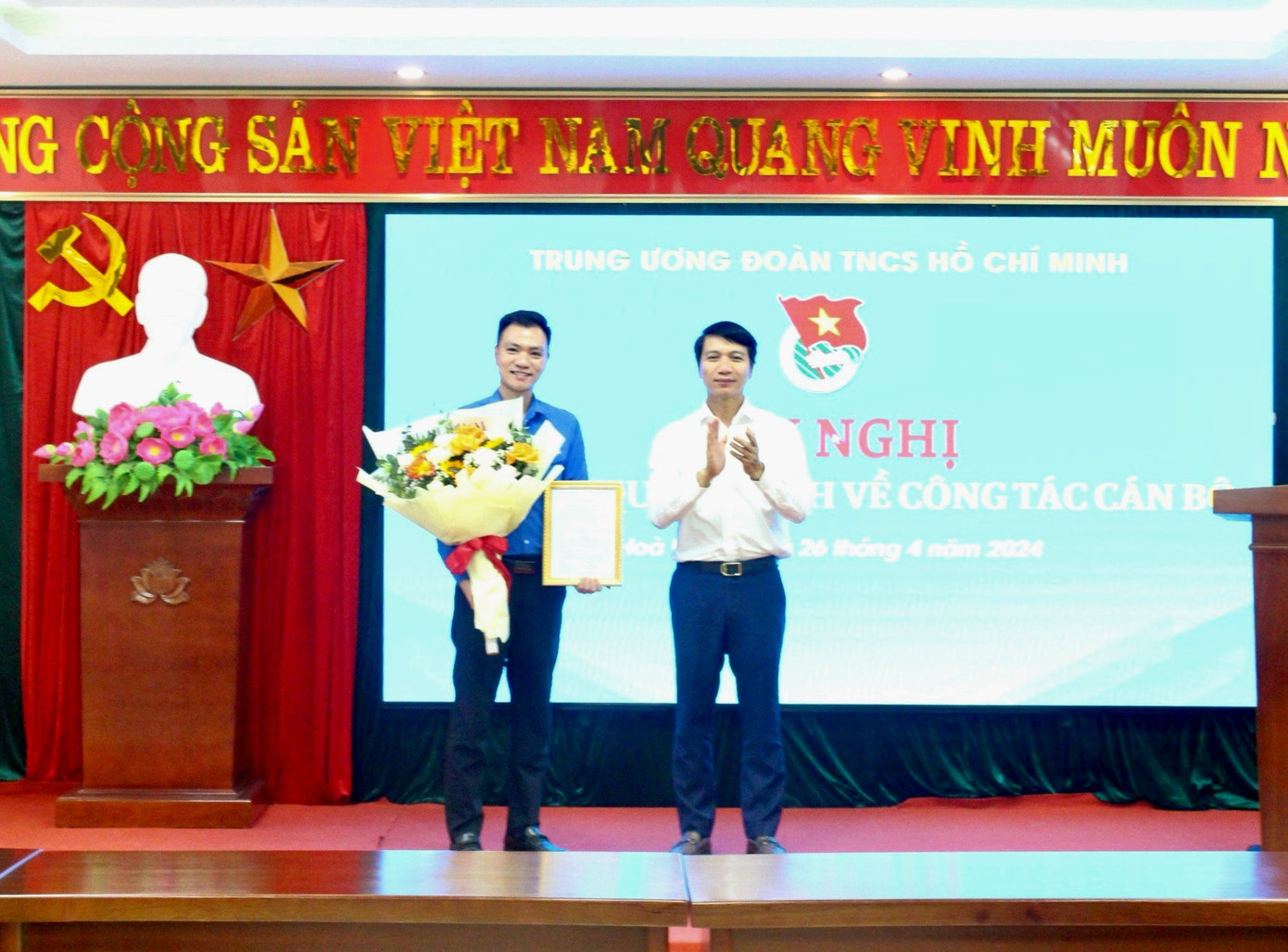 Anh Nguyễn Hoàng Sơn - Phó Trưởng ban Thanh niên Nông thôn Trung ương Đoàn (bên trái) nhận quyết định. Anh Nguyễn Hoàng Sơn - Phó Trưởng ban Thanh niên Nông thôn Trung ương Đoàn (bên trái) nhận quyết định.