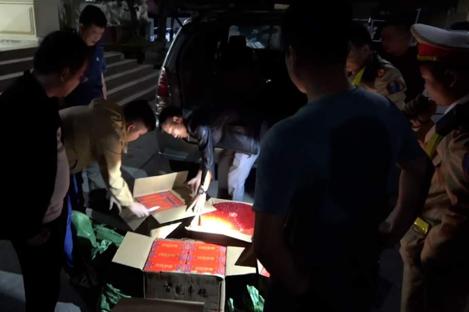 Lực lượng chức năng phát hiện xe ô tô chở gần 120kg pháo nổ. Ảnh: CACC