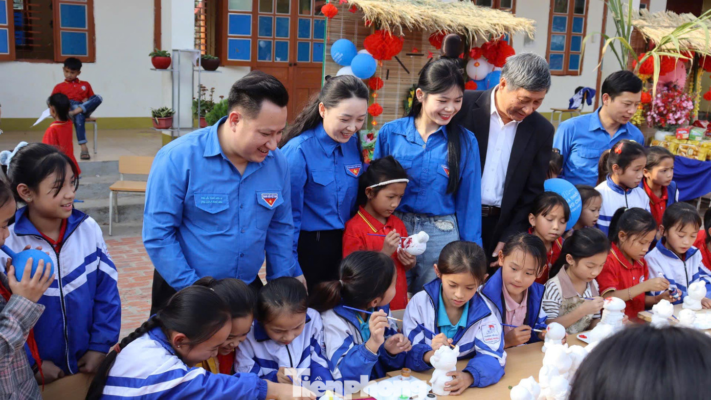 Tham gia chương trình có anh Nguyễn Tuấn Anh – Phó Bí thư Tỉnh Đoàn Sơn La; ông Hoàng Văn Đạt - Giám đốc kinh doanh chuỗi Nhà thuốc Long Châu (khu vực Sơn La - Lai Châu) cùng các lãnh đạo huyện Thuận Châu, xã Chiềng Ngàm. Tham gia chương trình có anh Nguyễn Tuấn Anh – Phó Bí thư Tỉnh Đoàn Sơn La; ông Hoàng Văn Đạt - Giám đốc kinh doanh chuỗi Nhà thuốc Long Châu (khu vực Sơn La - Lai Châu) cùng các lãnh đạo huyện Thuận Châu, xã Chiềng Ngàm.