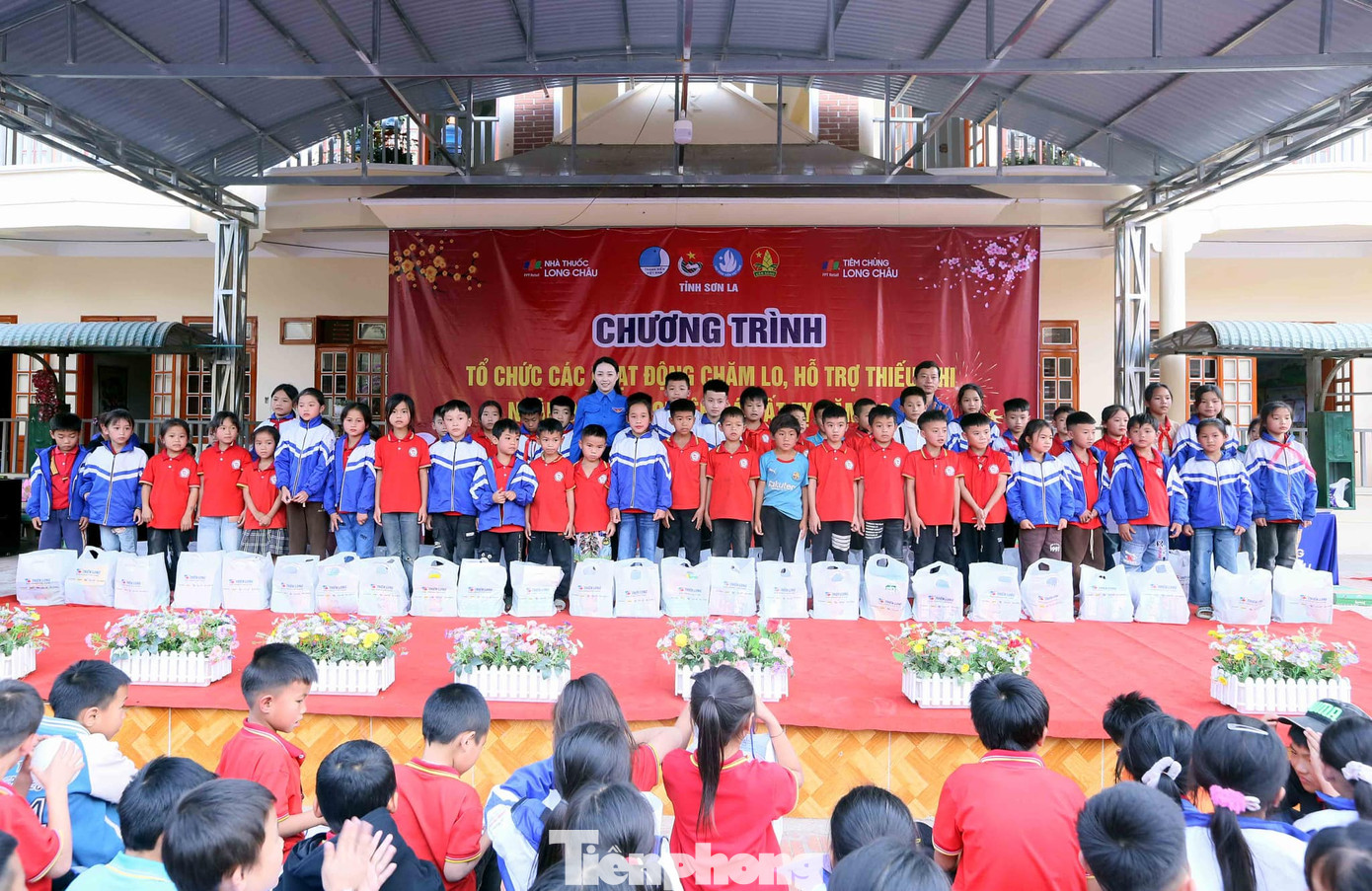 Tại đây, Tỉnh Đoàn Sơn La, Nhà thuốc Long Châu và Tập đoàn Thiên Long phối hợp tổ chức trao tặng 500 suất quà cho các em học sinh Trường Tiểu học Chiềng Ngàm. Tại đây, Tỉnh Đoàn Sơn La, Nhà thuốc Long Châu và Tập đoàn Thiên Long phối hợp tổ chức trao tặng 500 suất quà cho các em học sinh Trường Tiểu học Chiềng Ngàm.