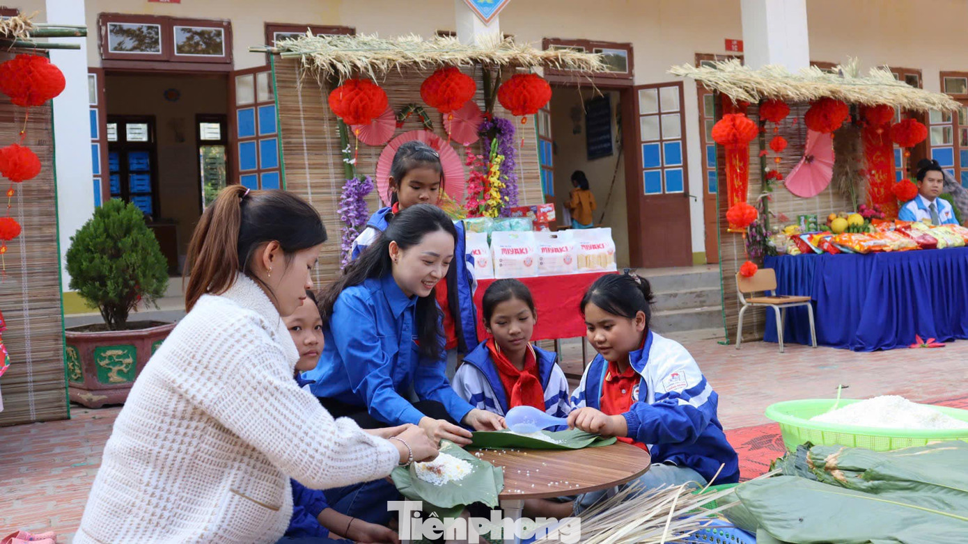 Trong khuôn khổ chương trình, các em học sinh được tham gia trải nghiệm nhiều hoạt động vô cùng thú vị như: Gói bánh chưng, trang trí hoa quả, tô tượng, trò chơi dân gian dịp Tết,... Trong khuôn khổ chương trình, các em học sinh được tham gia trải nghiệm nhiều hoạt động vô cùng thú vị như: Gói bánh chưng, trang trí hoa quả, tô tượng, trò chơi dân gian dịp Tết,...