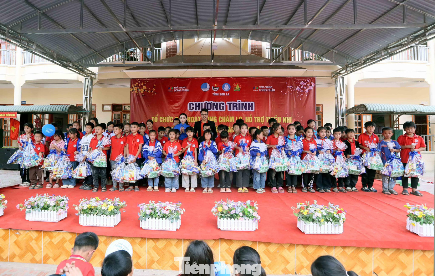 Tại đây, Tỉnh Đoàn Sơn La, Nhà thuốc Long Châu và Tập đoàn Thiên Long phối hợp tổ chức trao tặng 500 suất quà cho các em học sinh Trường Tiểu học Chiềng Ngàm. Tại đây, Tỉnh Đoàn Sơn La, Nhà thuốc Long Châu và Tập đoàn Thiên Long phối hợp tổ chức trao tặng 500 suất quà cho các em học sinh Trường Tiểu học Chiềng Ngàm.