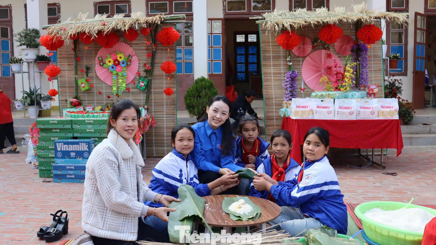 Đây là hoạt động thường niên của Ban Thường vụ Tỉnh Đoàn Sơn La, giúp các em thấy được sự quan tâm, chăm lo, tạo điều kiện của toàn xã hội, đặc biệt đến từ tổ chức Đoàn, Đội đối với thiếu nhi. Hy vọng rằng, những món quà này sẽ động viên, khích lệ các em thiếu nhi học tập tốt, rèn luyện tốt, đón tết Nguyên đán hạnh phúc, đầm ấm, vui vẻ và an toàn. Đây là hoạt động thường niên của Ban Thường vụ Tỉnh Đoàn Sơn La, giúp các em thấy được sự quan tâm, chăm lo, tạo điều kiện của toàn xã hội, đặc biệt đến từ tổ chức Đoàn, Đội đối với thiếu nhi. Hy vọng rằng, những món quà này sẽ động viên, khích lệ các em thiếu nhi học tập tốt, rèn luyện tốt, đón tết Nguyên đán hạnh phúc, đầm ấm, vui vẻ và an toàn.