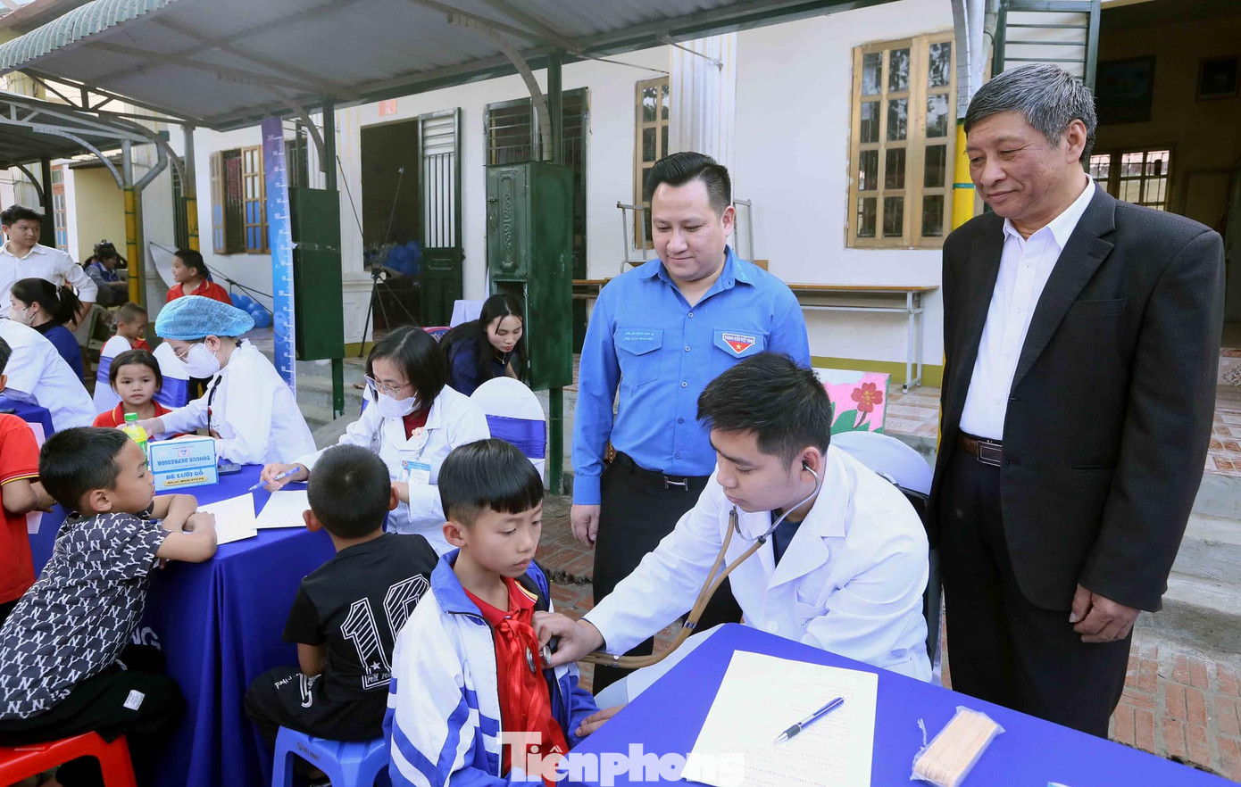 Đồng thời, bác sĩ chuyên khoa nhi đã thăm khám miễn phí cho các em nhỏ, nhằm sớm phát hiện bệnh, đảm bảo sức khỏe trong dịp Tết Nguyên đán. Đồng thời, bác sĩ chuyên khoa nhi đã thăm khám miễn phí cho các em nhỏ, nhằm sớm phát hiện bệnh, đảm bảo sức khỏe trong dịp Tết Nguyên đán.