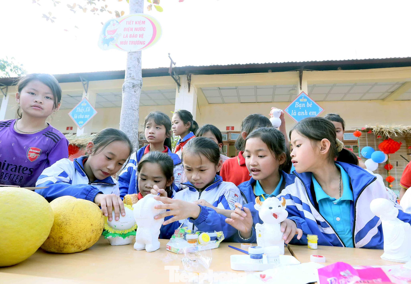 Trong khuôn khổ chương trình, các em học sinh được tham gia trải nghiệm nhiều hoạt động vô cùng thú vị như: Gói bánh chưng, trang trí hoa quả, tô tượng, trò chơi dân gian dịp Tết,... Trong khuôn khổ chương trình, các em học sinh được tham gia trải nghiệm nhiều hoạt động vô cùng thú vị như: Gói bánh chưng, trang trí hoa quả, tô tượng, trò chơi dân gian dịp Tết,...