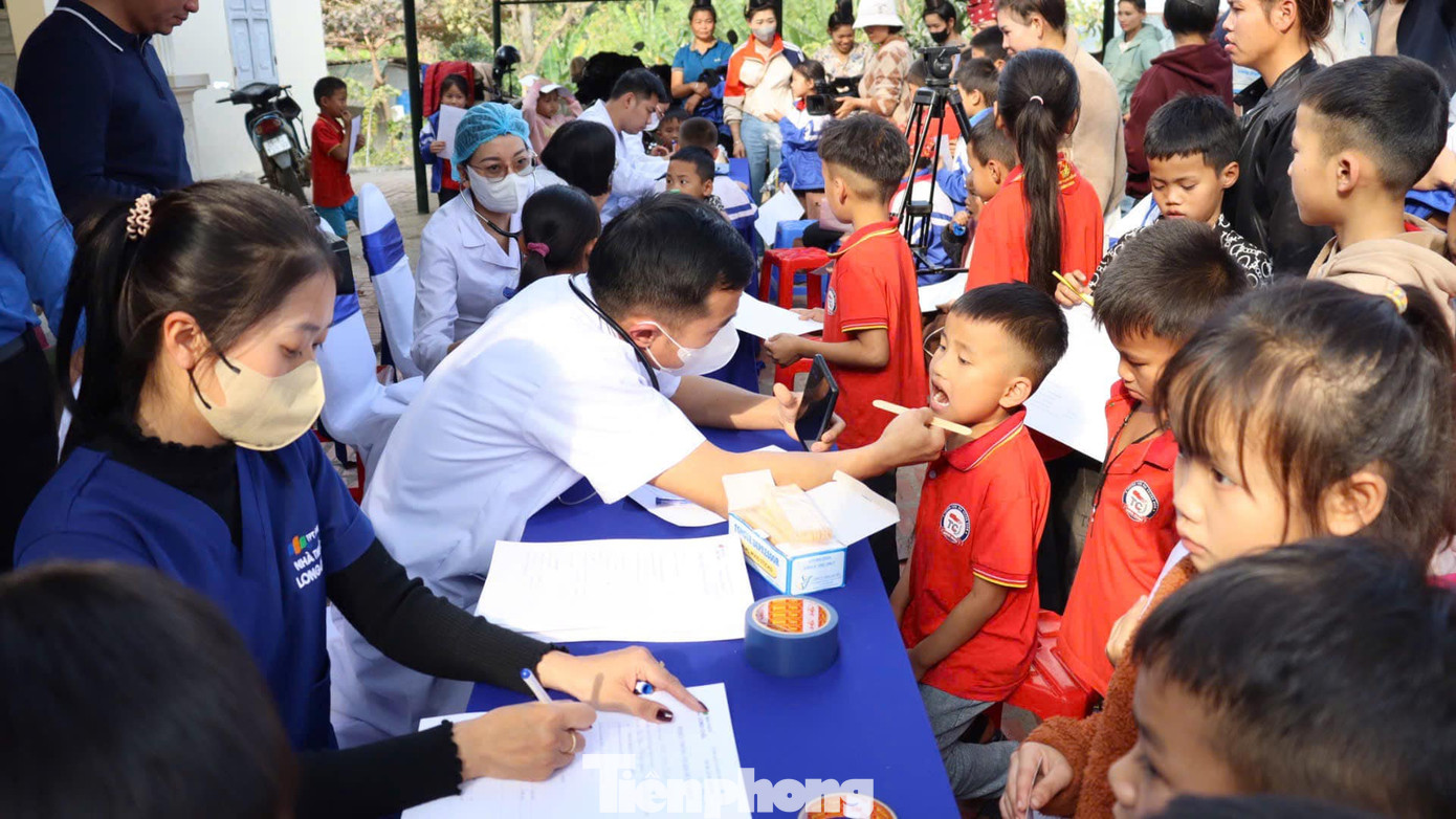 Đồng thời, bác sĩ chuyên khoa nhi đã thăm khám miễn phí cho các em nhỏ, nhằm sớm phát hiện bệnh, đảm bảo sức khỏe trong dịp Tết Nguyên đán. Đồng thời, bác sĩ chuyên khoa nhi đã thăm khám miễn phí cho các em nhỏ, nhằm sớm phát hiện bệnh, đảm bảo sức khỏe trong dịp Tết Nguyên đán.