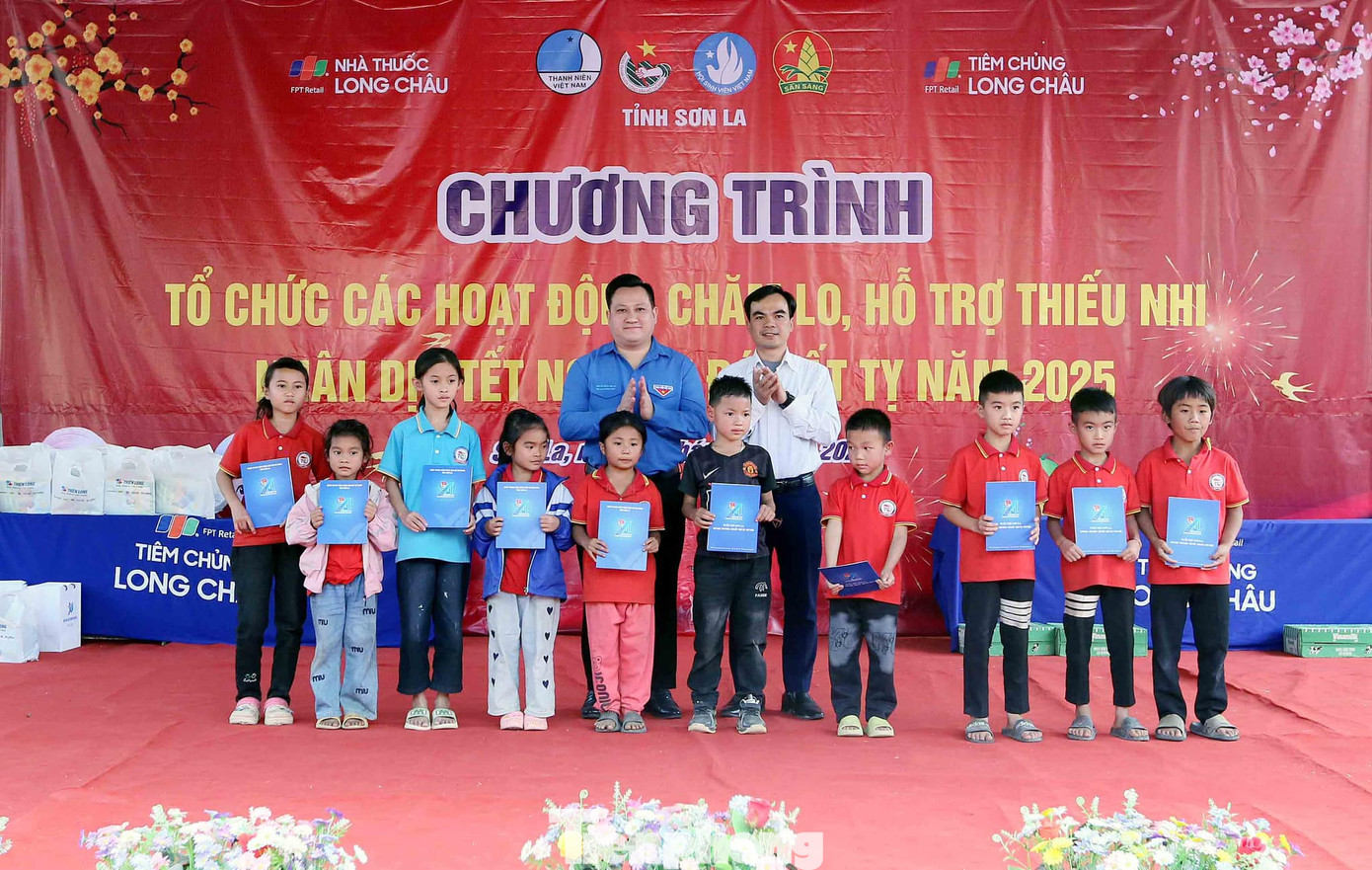 Ngoài ra, các em nhỏ còn được hỗ trợ 250 thùng sữa và đồ dùng học tập. Tổng trị giá các phần quà trao tặng tại chương trình là hơn 250 triệu đồng. Ngoài ra, các em nhỏ còn được hỗ trợ 250 thùng sữa và đồ dùng học tập. Tổng trị giá các phần quà trao tặng tại chương trình là hơn 250 triệu đồng.