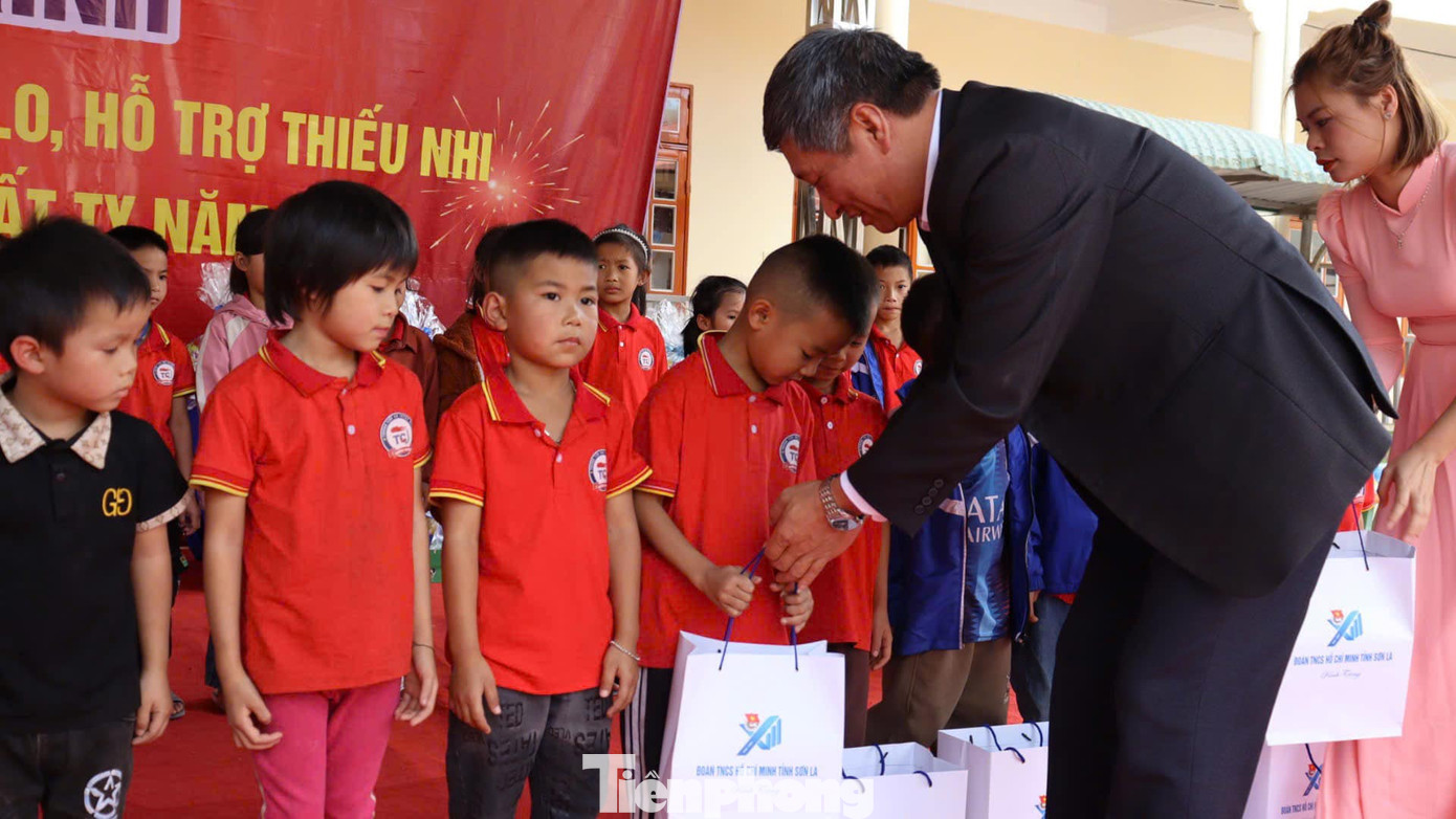 Tại đây, Tỉnh Đoàn Sơn La, Nhà thuốc Long Châu và Tập đoàn Thiên Long phối hợp tổ chức trao tặng 500 suất quà cho các em học sinh Trường Tiểu học Chiềng Ngàm. Tại đây, Tỉnh Đoàn Sơn La, Nhà thuốc Long Châu và Tập đoàn Thiên Long phối hợp tổ chức trao tặng 500 suất quà cho các em học sinh Trường Tiểu học Chiềng Ngàm.