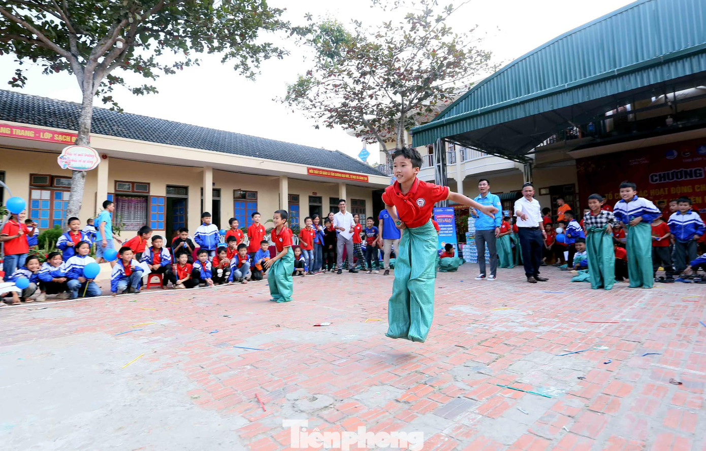 Trong khuôn khổ chương trình, các em học sinh được tham gia trải nghiệm nhiều hoạt động vô cùng thú vị như: Gói bánh chưng, trang trí hoa quả, tô tượng, trò chơi dân gian dịp Tết,... Trong khuôn khổ chương trình, các em học sinh được tham gia trải nghiệm nhiều hoạt động vô cùng thú vị như: Gói bánh chưng, trang trí hoa quả, tô tượng, trò chơi dân gian dịp Tết,...