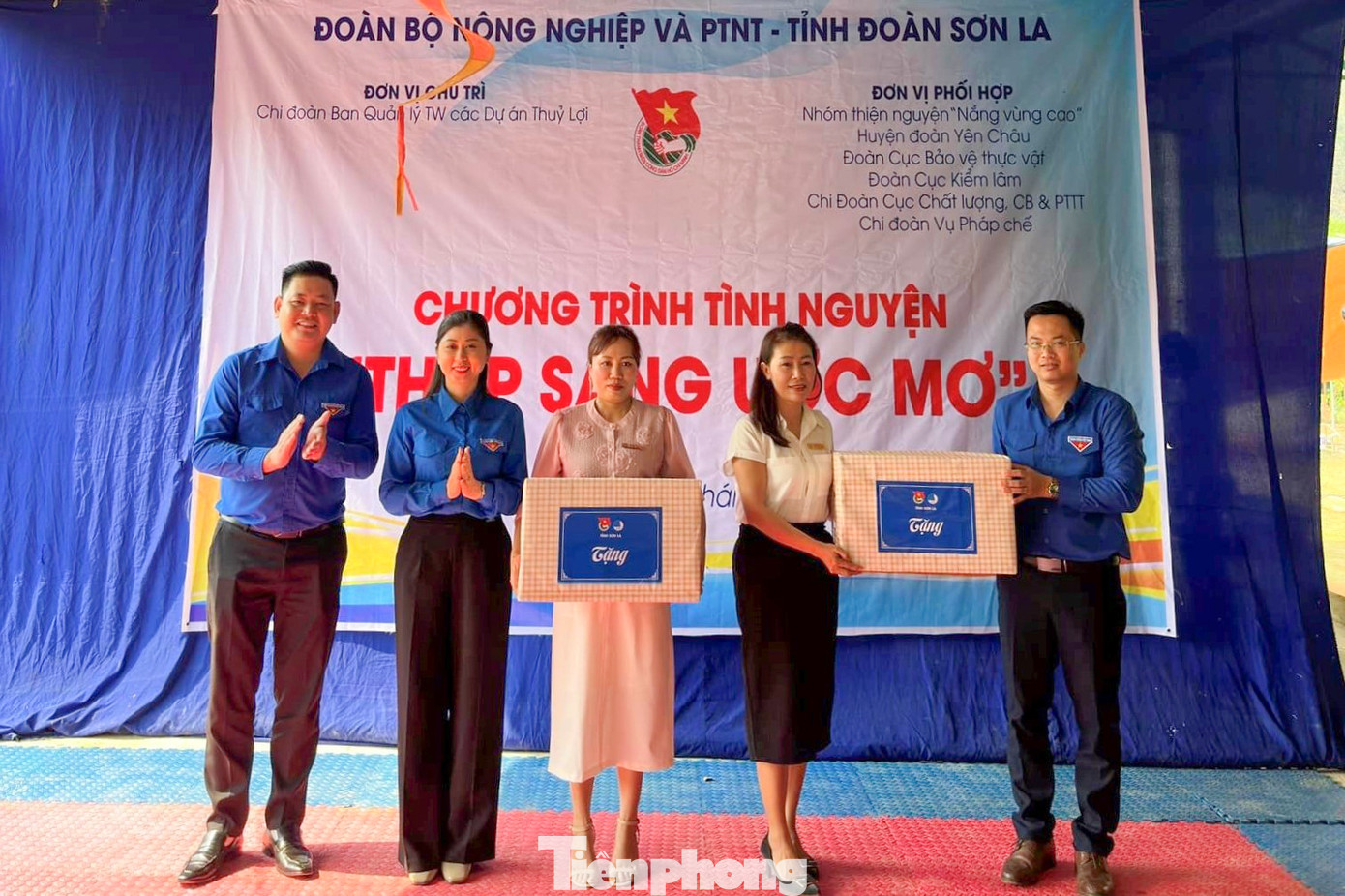 Bên cạnh đó, chương trình đã gửi tặng 2 phần quà đến Ban Giám hiệu nhà trường.