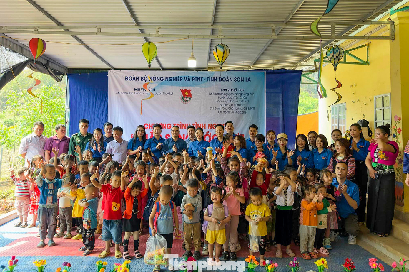 Tham dự chương trình có anh Tạ Hồng Sơn - Bí thư Đoàn Bộ Nông nghiệp và Phát triển nông thôn; chị Cầm Thị Huyền Trang - Bí thư Tỉnh Đoàn Sơn La; ông Phạm Đức Long - Huyện uỷ viên, Phó Chủ tịch UBND huyện Yên Châu, cùng các thầy cô giáo và 104 em học sinh mầm non của 2 điểm trường.