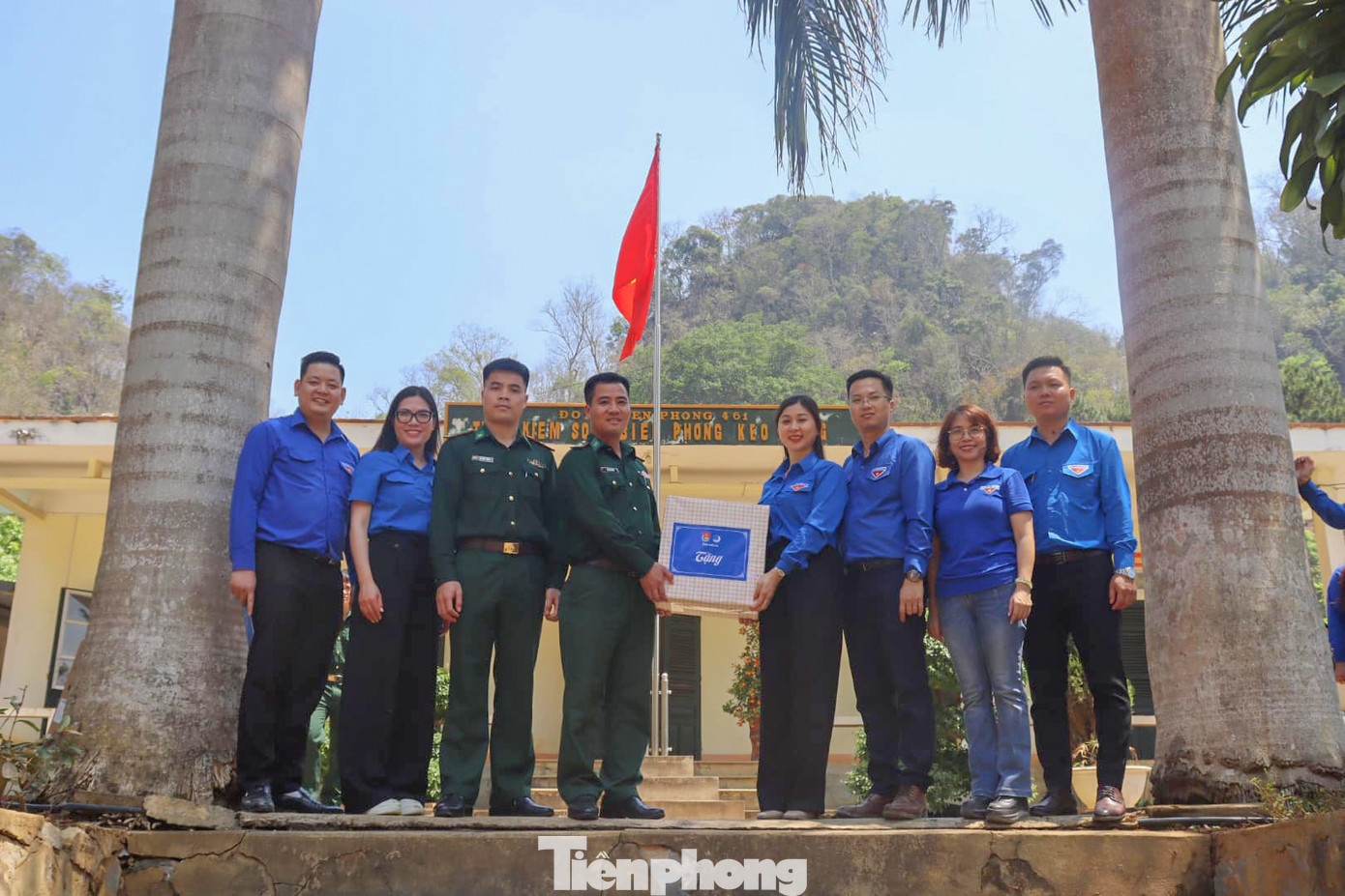 Cũng trong khuôn khổ sự kiện, ban tổ chức đã đến thăm cán bộ chiến sĩ Đồn Biên phòng Chiềng On (huyện Yên Châu) và tặng một số đồ dùng, thuốc, các nhu yếu phẩm cho đơn vị.