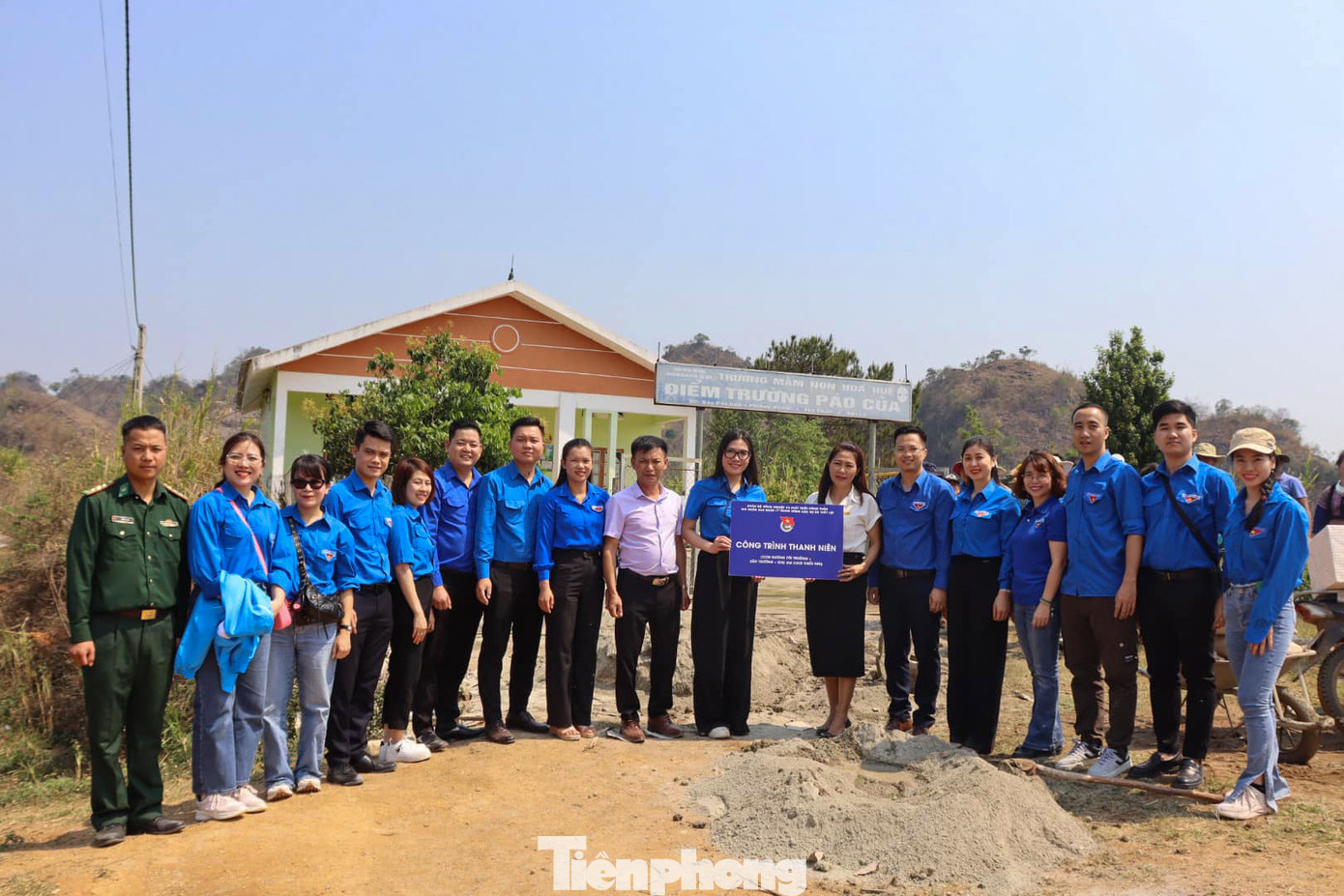 Tại đây, Ban Tổ chức đã trao tặng 2 công trình thanh niên Con đường đến trường.