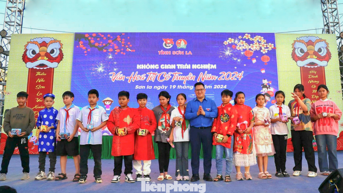 Sau các hoạt động, ban tổ chức đã có những phần quà nhỏ dành tặng cho các em.