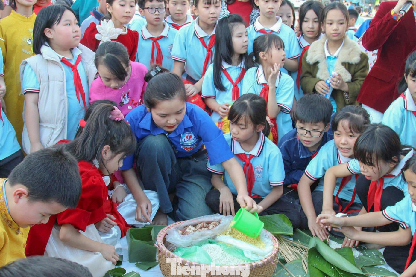 Tại không gian văn hoá Tết cổ truyền có nhiều không gian được bày trí đặc biệt, mang đặc trưng của ngày Tết ở Việt Nam như: Tham quan trưng bày các gian hàng, gói bánh chưng, giã bánh dày,...