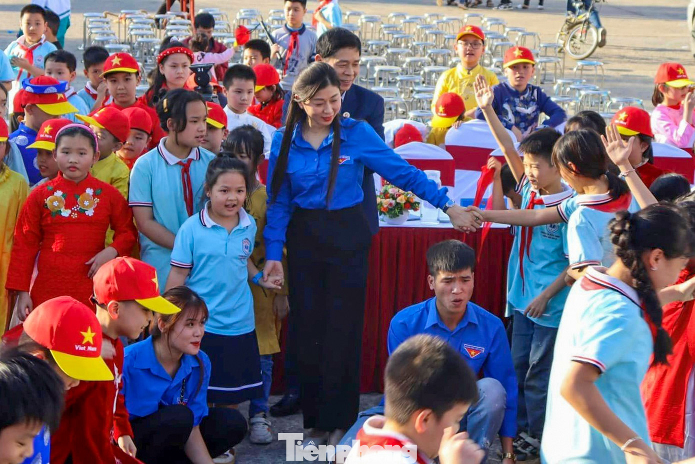 Từ đó, giúp các em có suy nghĩ, hành động trách nhiệm trong việc giữ gìn, bảo tồn và phát huy giá trị văn hóa truyền thống tốt đẹp của dân tộc; thêm yêu quê hương đất nước, gắn bó với gia đình, cộng đồng và quý trọng hơn những giá trị của cuộc sống.