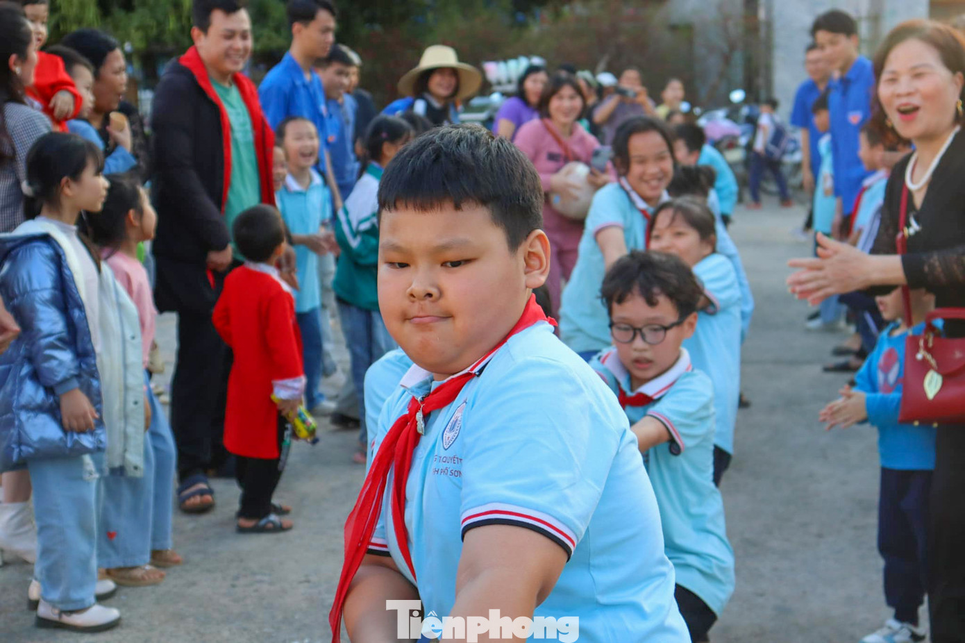 Cùng với đó là nhiều hoạt động trải nghiệm, vui chơi được tổ chức như: Nhảy xạp, múa xòe, vẽ tranh, khắc tạo hình dưa hấu, và các trò chơi dân gian,…