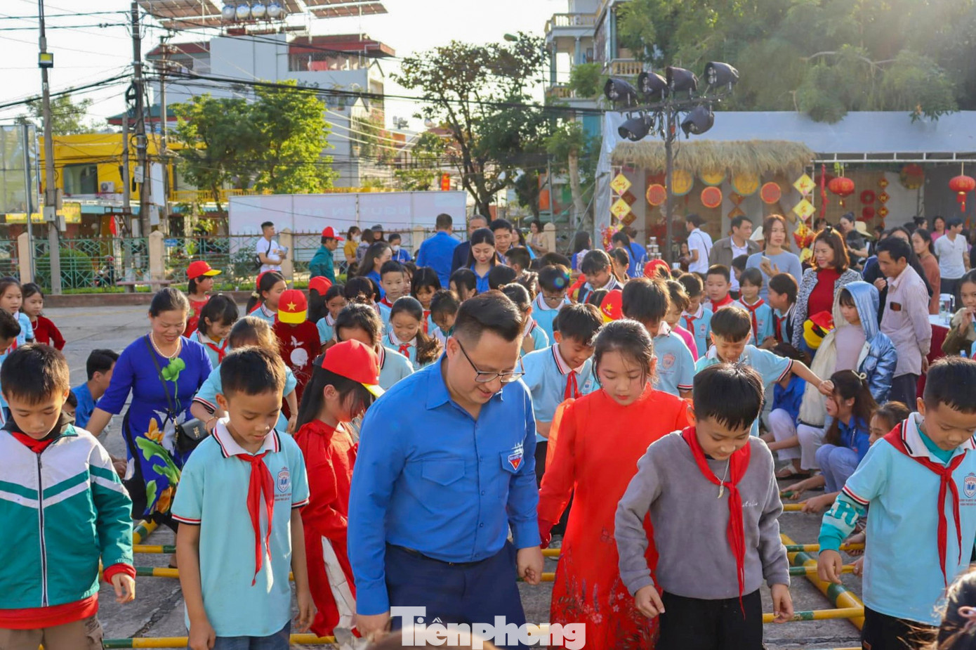 Chương trình còn có sự tham gia của các thầy cô giáo và hơn 500 em đội viên, thiếu niên, nhi đồng tỉnh Sơn La.