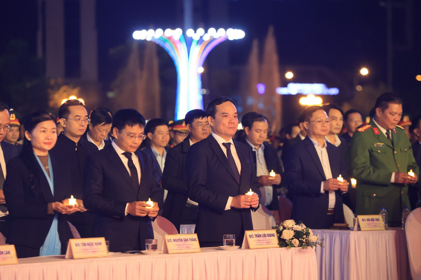 Các đại biểu dành một phút tưởng niệm nạn nhân TNGT. Ảnh: Tạ Hải Các đại biểu dành một phút tưởng niệm nạn nhân TNGT. Ảnh: Tạ Hải