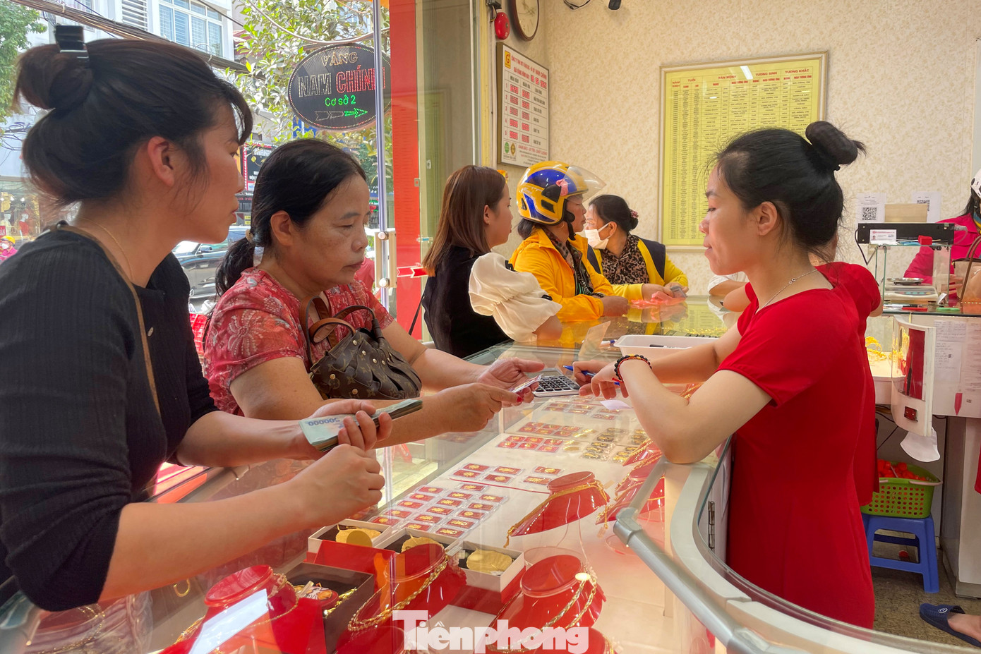 Chị Nguyễn Thị Dương (36 tuổi, trú phường Dân Chủ, TP Hòa Bình) cho hay: “Hàng năm, vào ngày này tôi đều mua 1-2 chỉ vàng để lấy may, mong tài lộc đến với gia đình mình. Đồng thời, đây cũng là một loại tài sản để tôi có thể tích trữ hay bán kiếm lời mỗi khi giá vàng tăng cao”. Chị Nguyễn Thị Dương (36 tuổi, trú phường Dân Chủ, TP Hòa Bình) cho hay: “Hàng năm, vào ngày này tôi đều mua 1-2 chỉ vàng để lấy may, mong tài lộc đến với gia đình mình. Đồng thời, đây cũng là một loại tài sản để tôi có thể tích trữ hay bán kiếm lời mỗi khi giá vàng tăng cao”.