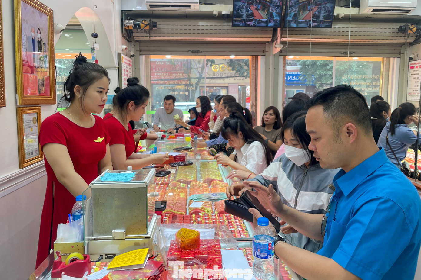 Tại một số cửa hàng vàng bạc lớn, lượng người giao dịch luôn duy trì ở mức hàng chục người. Người thì mua vàng để lấy may, người thì bán ra để kiếm lời. Tại một số cửa hàng vàng bạc lớn, lượng người giao dịch luôn duy trì ở mức hàng chục người. Người thì mua vàng để lấy may, người thì bán ra để kiếm lời.