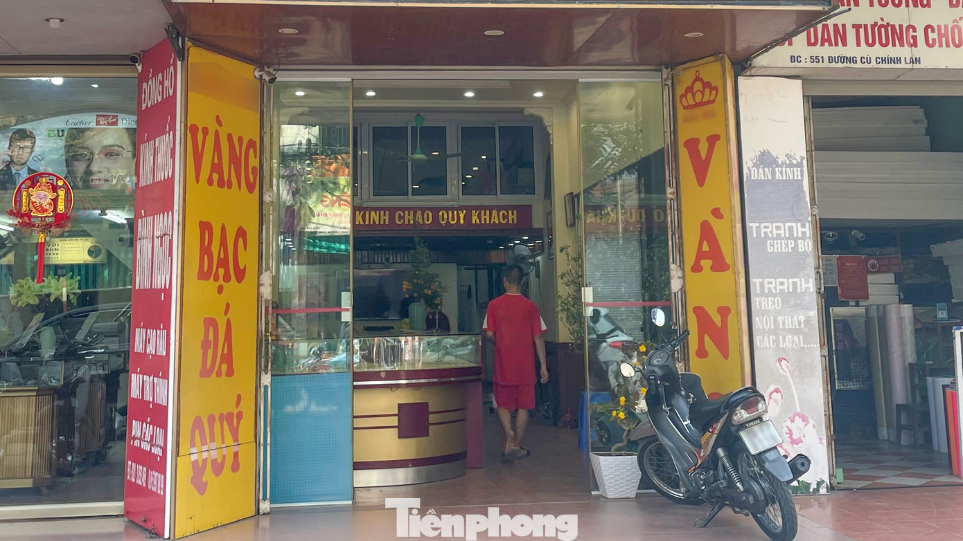 Trái ngược với tình trạng đông đúc, tấp nập thì tại một số cửa hàng vàng bạc nhỏ trên địa bàn TP Hòa Bình lại đìu hiu, rất ít khách hàng đến giao dịch. Trái ngược với tình trạng đông đúc, tấp nập thì tại một số cửa hàng vàng bạc nhỏ trên địa bàn TP Hòa Bình lại đìu hiu, rất ít khách hàng đến giao dịch.