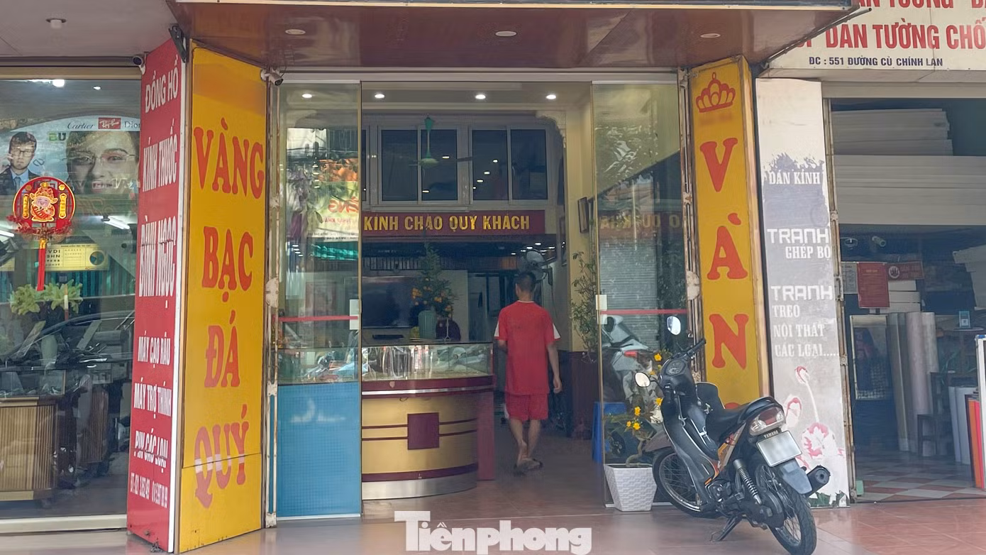 Trái ngược với tình trạng đông đúc, tấp nập thì tại một số cửa hàng vàng bạc nhỏ trên địa bàn TP Hòa Bình lại đìu hiu, rất ít khách hàng đến giao dịch.