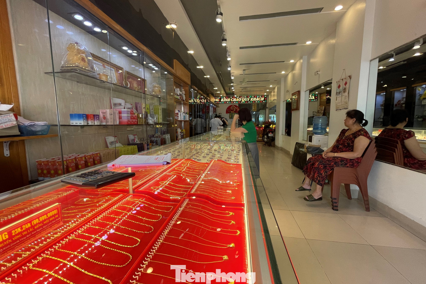 Một số cửa hàng vàng vắng khách. Một số cửa hàng vàng vắng khách.