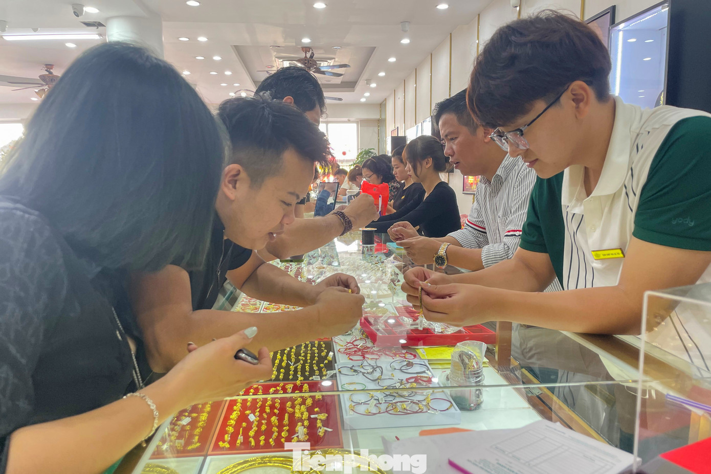 Đến giờ trưa, lượng người đi mua bán vàng càng lúc càng đông. Phần lớn khách này là công nhân viên chức, lao động tranh thủ giờ nghỉ trưa để đi mua sắm, cầu may. Đến giờ trưa, lượng người đi mua bán vàng càng lúc càng đông. Phần lớn khách này là công nhân viên chức, lao động tranh thủ giờ nghỉ trưa để đi mua sắm, cầu may.