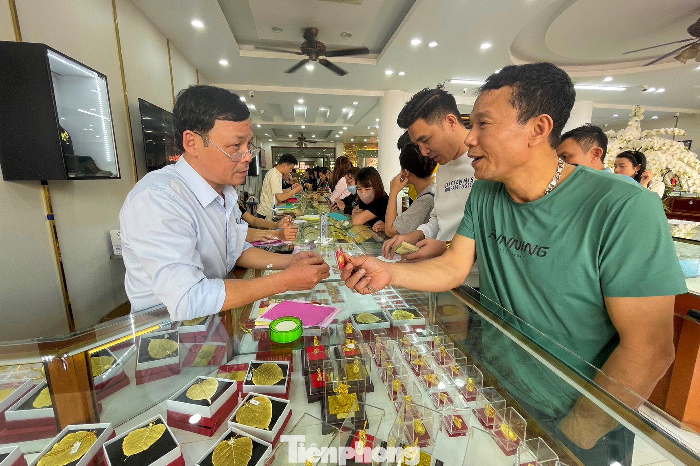 Cũng trong dịp vía Thần tài, một số cửa hàng vàng bạc đã có nhiều chương trình ưu đãi, tặng quà đến khách hàng. Cũng trong dịp vía Thần tài, một số cửa hàng vàng bạc đã có nhiều chương trình ưu đãi, tặng quà đến khách hàng.