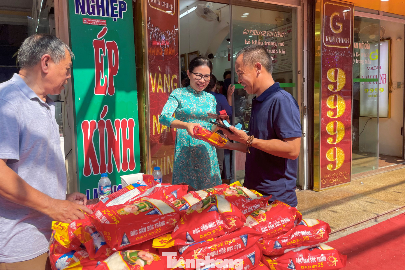 Có cửa hàng chuẩn bị khoảng 10 tấn gạo (2kg/túi) và hơn 500 phần quà khác để tặng cho người dân đối với mỗi phiếu mua hàng. Điều này nhằm khuyến khích người dân mua sắm, cũng là một phần quà đến cho khách hàng. Có cửa hàng chuẩn bị khoảng 10 tấn gạo (2kg/túi) và hơn 500 phần quà khác để tặng cho người dân đối với mỗi phiếu mua hàng. Điều này nhằm khuyến khích người dân mua sắm, cũng là một phần quà đến cho khách hàng.